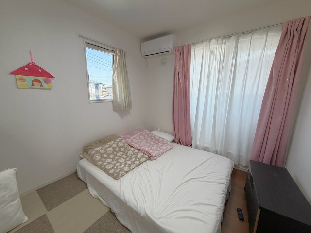 【中古戸建】伊勢崎市境栄の洋室|■2階洋室｜ナチュラルカラーの床です。模様替えなどとても楽しく工夫できます♪陽当たり、風通しもとても良いので毎日快適な生活スタートです！子供部屋にも良いですね♪