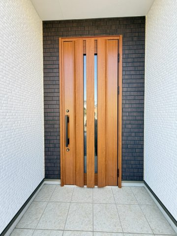 【中古戸建】伊勢崎市境栄の玄関|■玄関｜屋根付きの玄関ドアです！雨が降っていても玄関の出入りも雨に濡れてしまう心配もございません！高級感あふれる玄関ドアもpointです
