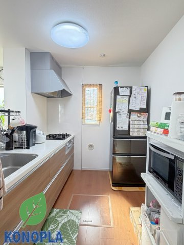 【中古戸建】伊勢崎市境栄のキッチン|■キッチン｜ワークトップの幅が広く、お子様といっしょにお料理をつくったり、ちょっとしたパーティーも楽しめます。フラットなのでお掃除がしやすいのもポイントです♪