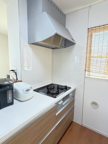 【中古戸建】伊勢崎市境栄のキッチン|■キッチン｜作業がはかどる広々カウンタースペース。会話がはずむ「オープンキッチン」なので家族とのコミュニケーションも活発になります。