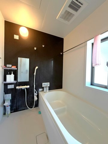 【中古戸建】伊勢崎市境栄の浴室|■浴室｜デザイン性に優れた浴室♪1日の疲れを癒す、ゆったりとしたバスタイムをぜひお過ごしください(*＾＾*)大きな窓付きで嬉しい♪