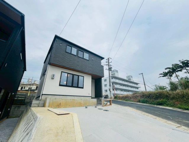 ♪沖縄市登川-5号棟（全5邸）の前面道路含む現地写真