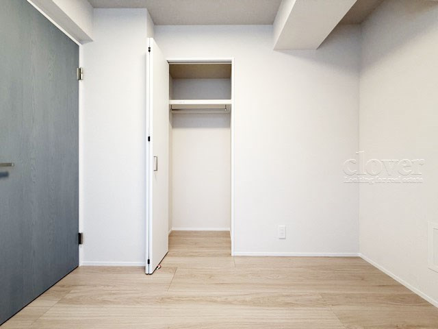 【子供部屋】 | サンハイツ中野 | 側面にはアクセントクロスを施しており、引き締まった印象を受けます。ベッドやデスクや収納棚を、どうやって配置するかワクワクします。～即日のご見学可能～　お問合せはお気軽にどうぞ。
