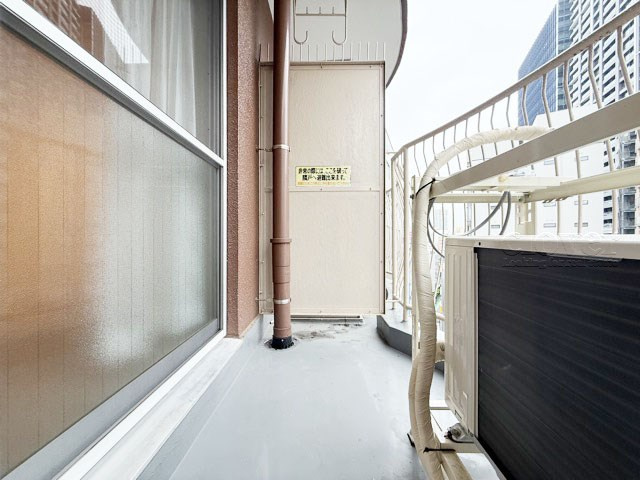 【バルコニー】 | サンハイツ中野 | バルコニーの様子。ここからの眺めが、日々のストレスを発散してくれることでしょう。ちなみにバルコニーは専有部分ではなく「共用部分」の扱いです。～即日のご見学可能～　お問合せはお気軽にどうぞ。
