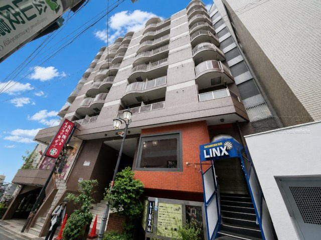 【外観】 | サンハイツ中野 | 青空によく映える建物です。手入れの行き届いた外壁やマンション正面エントランスなど、綺麗な姿をぜひ一度、現地にてご覧ください。～即日のご見学可能～　お問合せはお気軽にどうぞ。
