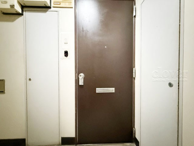 【その他共用部分】 | サンハイツ中野 | 皆様をお迎えする、お部屋の玄関ドア。開けやすさや開放角度、ドアノブの操作しやすさや鍵の形状などを、現地で一度ご確認ください。～即日のご見学可能～　お問合せはお気軽にどうぞ。
