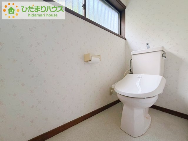 いわき市平下荒川鶴ケ町43-3　中古戸建のトイレ|白を基調としたトイレは、インテリア次第でどんな空間になるかワクワクしますね♪