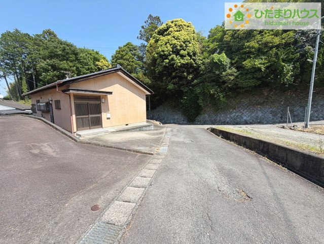 いわき市平下荒川鶴ケ町43-3　中古戸建の前面道路含む現地写真|カースペース２台ＯＫ！前面道路も幅が広いため車庫入れも安心です(^^)/