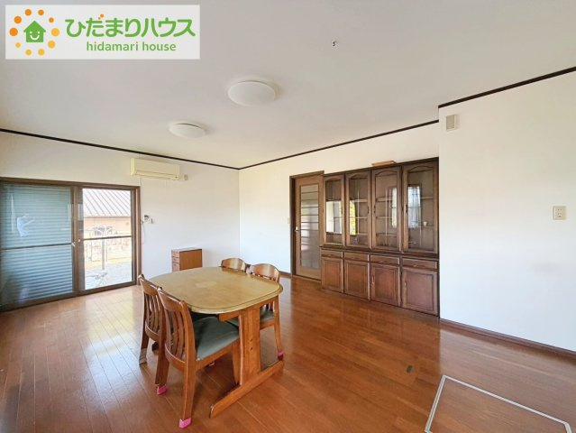 いわき市平下荒川鶴ケ町43-3　中古戸建の居間・リビング|ダイニングは嬉しい二面採光・窓辺からの日差しがあたたかなリビングを演出します( *´艸｀)