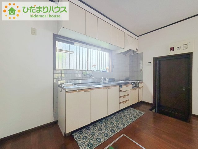 いわき市平下荒川鶴ケ町43-3　中古戸建のキッチン|清潔感あふれるホワイトカラーを基調とした明るいキッチン♪