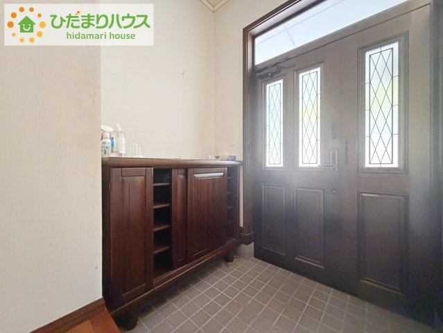 いわき市平下荒川鶴ケ町43-3　中古戸建の玄関|小窓が付いているドアなので明るいスペースになっています♪