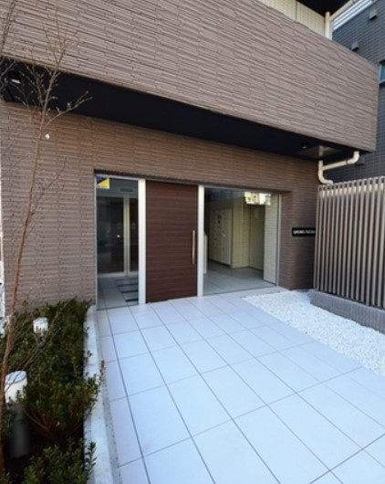 府中市八幡町３丁目の賃貸マンションのエントランス