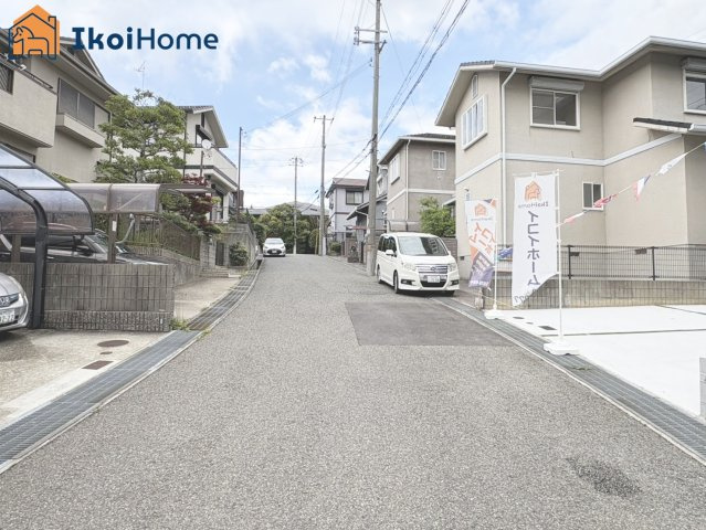 神戸市垂水区桃山台2丁目　新築戸建の前面道路含む現地写真|【ホームページに現地動画掲載中】●年中無休：当日予約可●両面道路で幅員広々6ｍ超。交通量も少なく安心