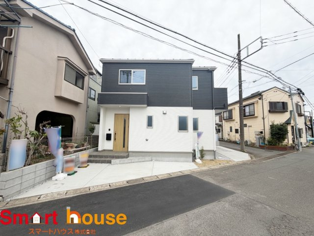相模原市緑区二本松３期の外観|周囲の街並みと青空に生えるお洒落な仕上がり！周囲には高い建物のないエリア。青い空が大きく感じますね♪
