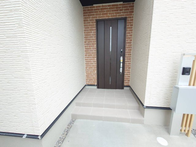 ★★うるま市石川曙3丁目-2号棟の玄関|収納もある玄関です