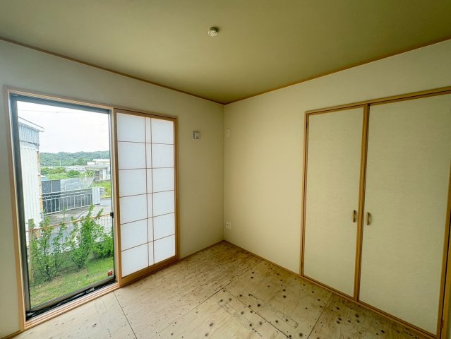 ＋＋八重瀬町安里－C号棟（全３棟）の和室|明るい和室です
