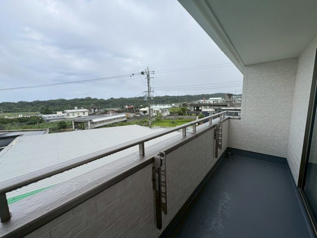 ＋＋八重瀬町安里－C号棟（全３棟）のバルコニー|外からの目が気にならないバルコニーで洗濯物が干せます