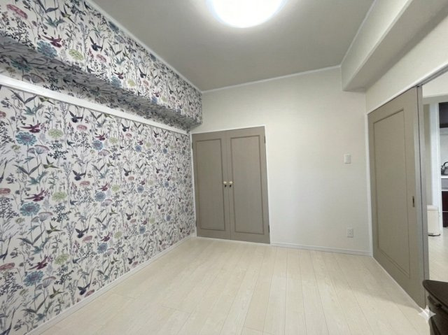 ライオンズマンション味酒町の洋室|約5.5帖の南西洋室です。
※AI加工しています。