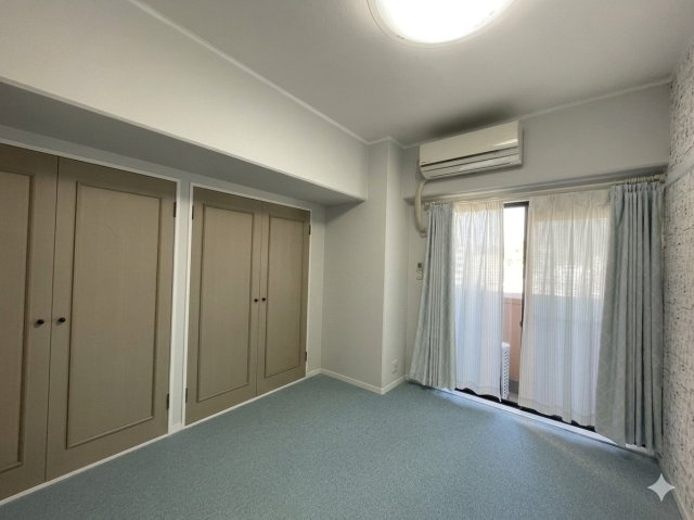 ライオンズマンション味酒町の洋室|約5.9帖の北東洋室です。
※AI加工しています。