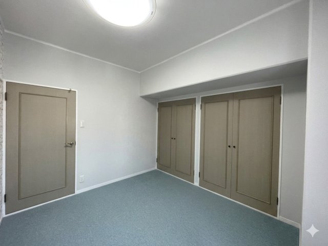 ライオンズマンション味酒町の洋室|約5.9帖の北東洋室です。
※AI加工しています。