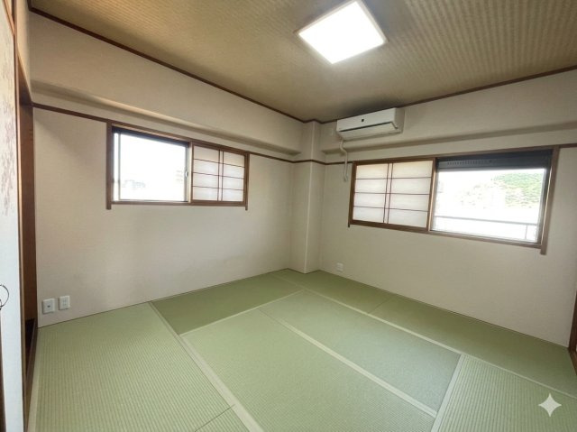 ライオンズマンション味酒町の和室|約8帖の北東和室です。
※AI加工しています。