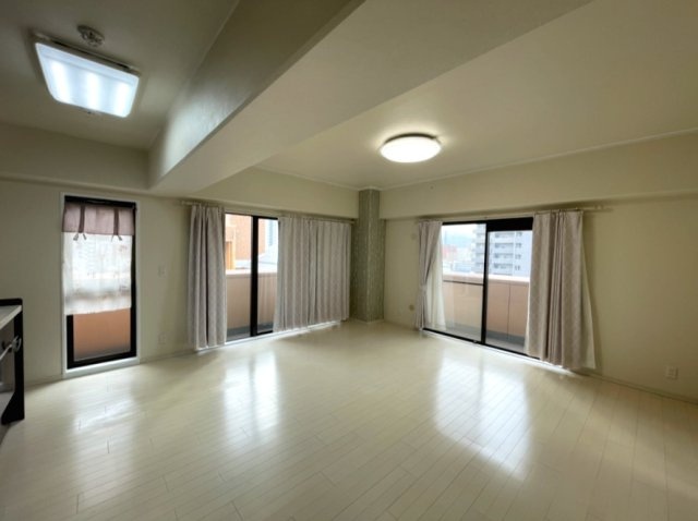 ライオンズマンション味酒町の居間・リビング|二面バルコニーに面した明るい空間で、爽やかな外の風と自然の光をたっぷり取り込めるお部屋です。