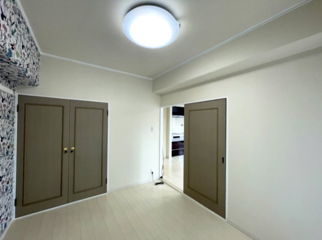 ライオンズマンション味酒町の洋室|約5.5畳の独立性の高いお部屋で、寝室やワークスペースなど多彩な用途に快適に活用できます。
