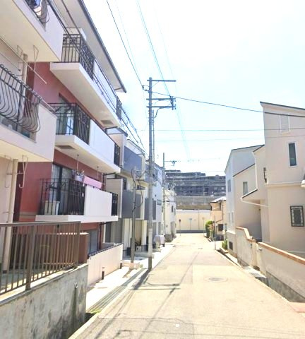 カサベラ大石の外観|阪神線大石駅・JR線六甲道駅が徒歩圏。各方面アクセスがいい住居は日々の生活を助けてくれますね。
