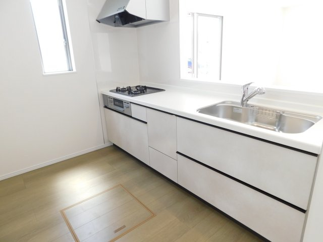名古屋市港区東茶屋１丁目の新築一戸建のキッチン|◇キッチン◇　　人気の対面式・人造大理石カウンターシステムキッチン・浄水機能付ハンドシャワー・スローインクローズレール・静音仕様シンク・Ｓｉセンサーコンロ（３口）・床下収納庫