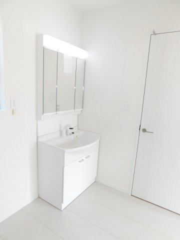 名古屋市港区東茶屋１丁目の新築一戸建の独立洗面台|◇洗面室◇　　三面鏡シャンプードレッサー　くもり止め仕様