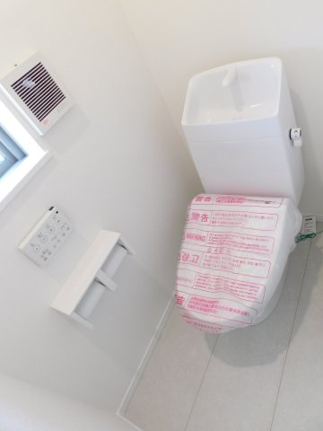 名古屋市港区東茶屋１丁目の新築一戸建のトイレ|◇トイレ◇　　１・２階　シャワートイレ　リモコンパネル付き