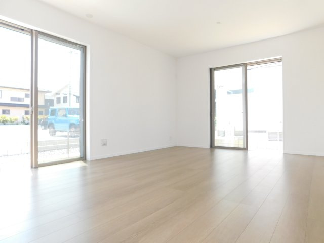 名古屋市港区東茶屋１丁目の新築一戸建の居間・リビング|◇リビング◇　　明るいリビング約１６．０帖　大きな窓の開放感のある空間♪
