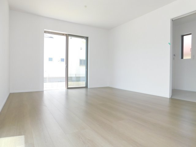名古屋市港区東茶屋１丁目の新築一戸建の居間・リビング|◇リビング◇　　明るいリビング約１６．０帖　庭の様子が見え、お子様が遊んでいても安心です♪