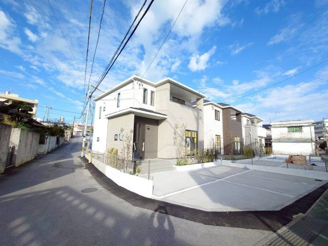 ＋＋沖縄市知花１丁目－A号棟（全３棟）の前面道路含む現地写真|いつでも内覧可能です♪