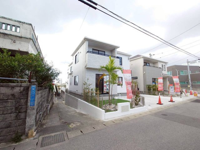 ＋＋沖縄市東1丁目-B号棟（全3棟）の前面道路含む現地写真