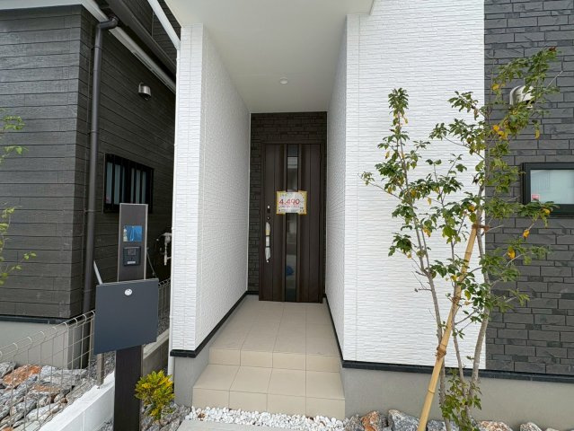＋＋うるま市江洲－H号棟（全１０棟）の玄関