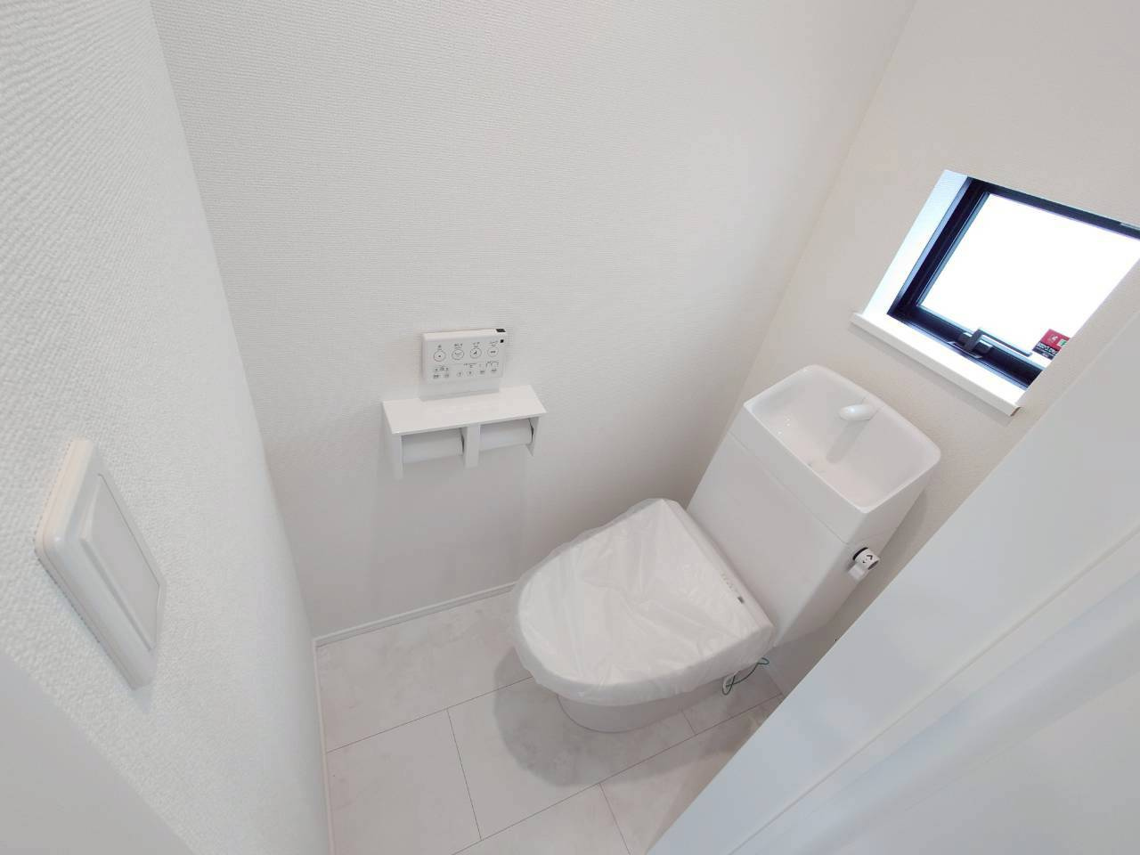 ＋＋うるま市江洲－I号棟（全１０棟）のトイレ|落ち着いた色調のトイレです