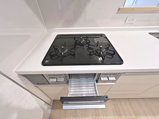 新築戸建・新築建売　桑折町東大隅第2　醸芳小・醸芳中のキッチン|3口コンロ+グリルで同時に複数のお料理ができ効率よく進められます！