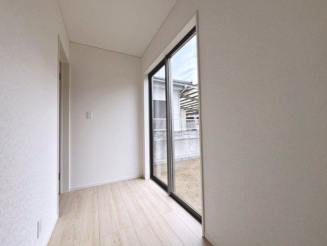 新築戸建・新築建売　桑折町東大隅第2　醸芳小・醸芳中の収納|キッチン裏のストレージルームには大きな窓があり明るいスペースです！