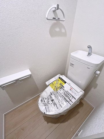 新築戸建・新築建売　桑折町東大隅第2　醸芳小・醸芳中のトイレ|白を基調としており小窓で換気ができるので清潔感のある空間。ペーパーホルダーが2つあるのも便利です！