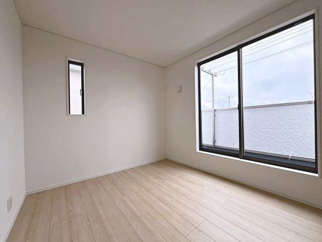 新築戸建・新築建売　桑折町東大隅第2　醸芳小・醸芳中の洋室|自然光が長時間入る2面採光で明るく気持ちの良いプライベート空間です！