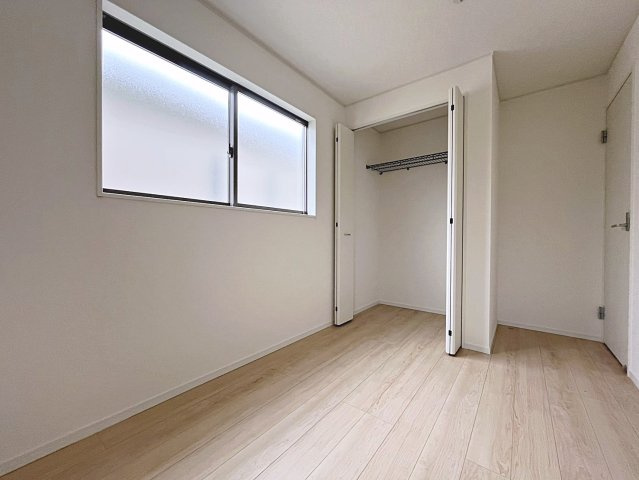 新築戸建・新築建売　桑折町東大隅第2　醸芳小・醸芳中の洋室|4.8帖の洋室はシンプルなので様々なテイストのインテリアも合いそうですね！