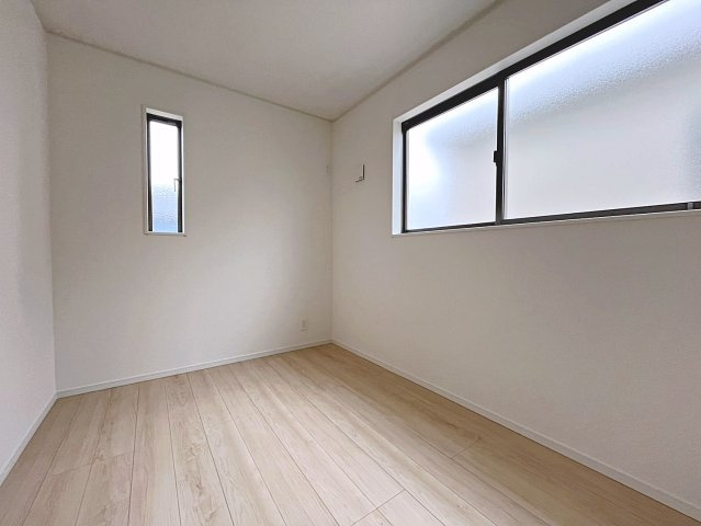 新築戸建・新築建売　桑折町東大隅第2　醸芳小・醸芳中の洋室|北側の窓から一定した柔らかい光が入り、PC作業や読書などにも最適なお部屋です！