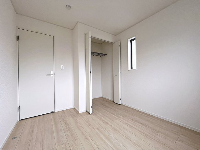 新築戸建・新築建売　桑折町東大隅第2　醸芳小・醸芳中の洋室|4.8帖の洋室　落ち着きのある空間で自分だけのプライベートな時間をお過ごしください！