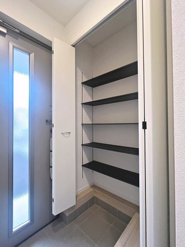 新築戸建・新築建売　桑折町東大隅第2　醸芳小・醸芳中の収納|大容量のシューズボックスは、可動式の棚で高さを自由に変えることができます！