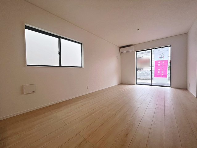 新築戸建・新築建売　桑折町東大隅第2　醸芳小・醸芳中の居間・リビング|15.7帖のLDKは南側の大きな窓から日差しが入り明るいリビング！ご家族皆さんの憩いの場です！