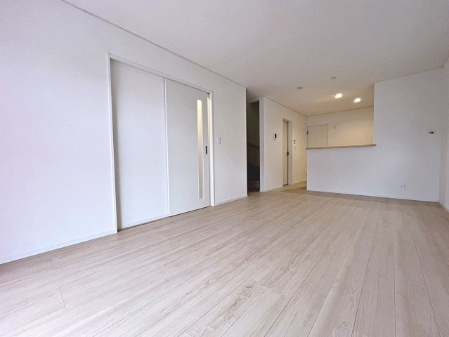 新築戸建・新築建売　桑折町東大隅第2　醸芳小・醸芳中の居間・リビング|キッチンの前にダイニングテーブルを設置すれば、お料理の配膳もスムーズです！