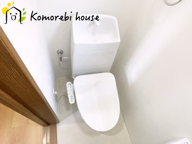 上尾市上野本郷　中古戸建のトイレ|落ち着いた色調のトイレです