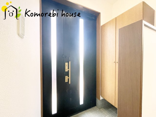 上尾市上野本郷　中古戸建の玄関|収納もある玄関です