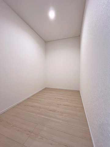新築戸建・新築建売　桑折町東大隅第2　醸芳小・醸芳中の洋室|大容量のパントリー収納！食品はもちろん防災グッズなどの保管にも◎